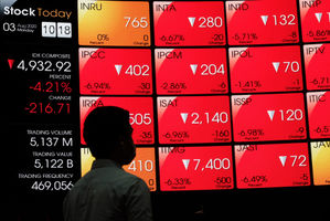 <p>Awak media mengamati monitor pergerakan Indeks Harga Saham Gabungan (IHSG) di gedung Bursa Efek Indonesia (BEI), Jakarta, Senin, 3 Agustus 2020. Indeks Harga Saham Gabungan (IHSG) ditutup melemah 2,78 persen atau 143,4 poin ke level 5.006,22 pada akhir sesi Senin (3/8/2020), setelah bergerak di rentang 4.928,47 – 5.157,27. Artinya, indeks sempat anjlok 4 persen dan terlempar dari zona 5.000. Risiko penurunan data perekonomian kawasan Asean termasuk Indonesia menjadi penyebab (IHSG) terkoreksi cukup dalam hari ini. Foto: Ismail Pohan/TrenAsia</p>
