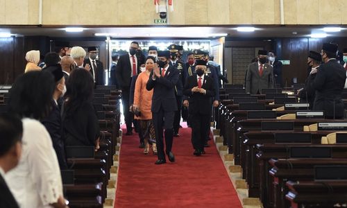 <p>Presiden sebelum menyampaikan Keterangan Pemerintah Atas RUU tentang APBN Tahun Anggaran 2021 Beserta Nota Keuangannya di Depan Rapat Paripurna DPR RI, Jumat (14/8), di Gedung Nusantara MPR/DPR/DPD RI, Senayan, Provinsi DKI Jakarta. / Foto: DPR RI</p>
