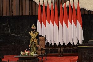 <p>Presiden Jokowi sebelum menyampaikan Pidato pada Sidang Tahunan MPR RI dan Sidang Bersama DPR RI dan DPD RI Dalam Rangka HUT Ke-75 Proklamasi Kemerdekaan RI, Jumat 14 Agustus 2020/ Foto: DPR RI)</p>
