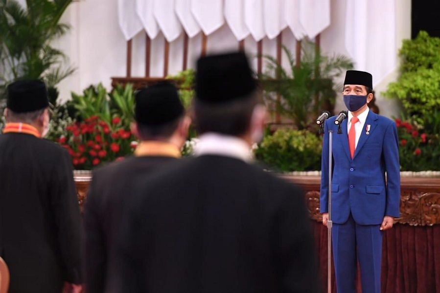 <p>Presiden Joko Widodo saat menganugerahkan tanda jasa dan tanda kehormatan Republik Indonesia kepada 53 orang penerima. / Setneg.go.id </p>
