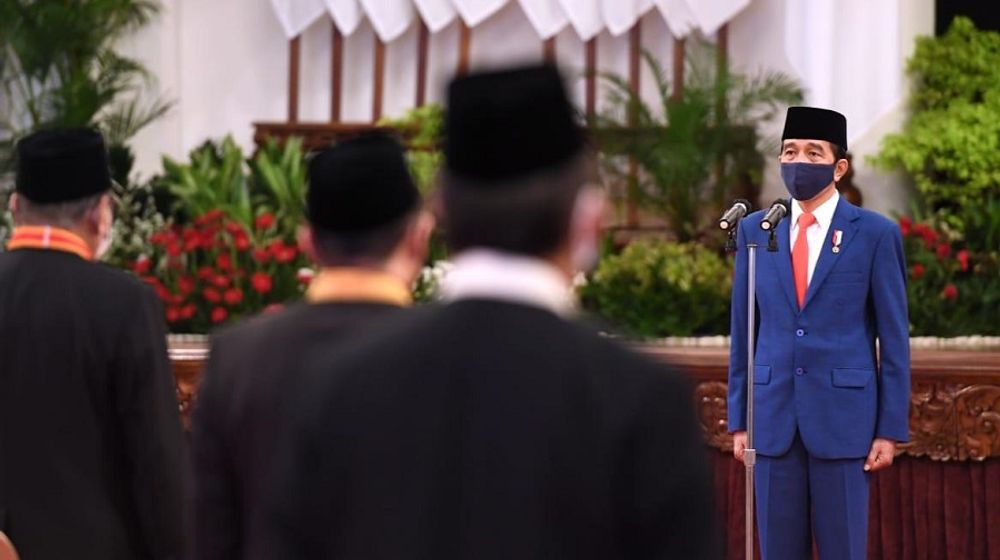 <p>Presiden Joko Widodo saat menganugerahkan tanda jasa dan tanda kehormatan Republik Indonesia kepada 53 orang penerima. / Setneg.go.id </p>
