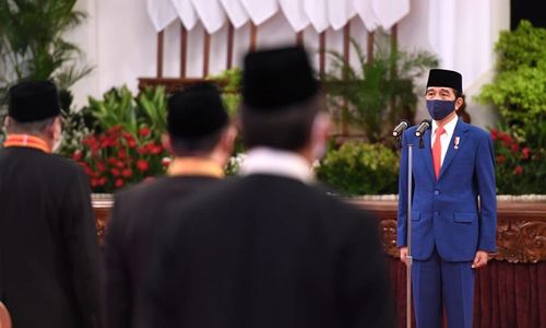 <p>Presiden Joko Widodo saat menganugerahkan tanda jasa dan tanda kehormatan Republik Indonesia kepada 53 orang penerima. / Setneg.go.id </p>
