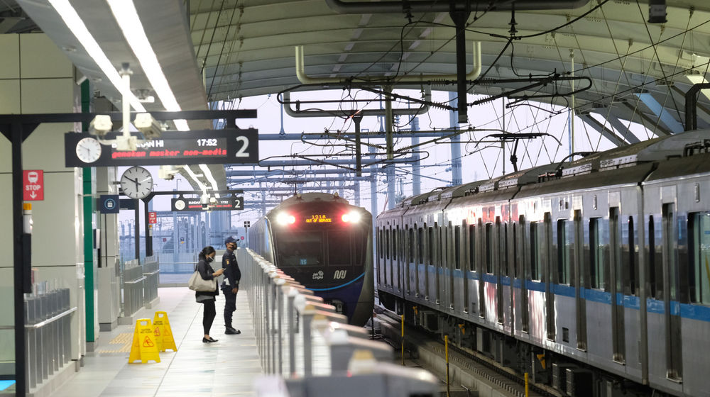 <p>Penumpang menunggu rangkaian kereta Moda Raya Terpadu (MRT) di Stasiun Lebak Bulus, Jakarta, Selasa, 4 Agustus 2020. Foto: Ismail Pohan/TrenAsia</p>
