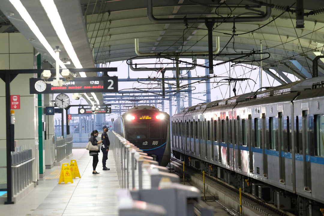 <p>Penumpang menunggu rangkaian kereta Moda Raya Terpadu (MRT) di Stasiun Lebak Bulus, Jakarta, Selasa, 4 Agustus 2020. Foto: Ismail Pohan/TrenAsia</p>
