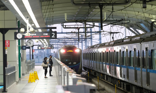 <p>Penumpang menunggu rangkaian kereta Moda Raya Terpadu (MRT) di Stasiun Lebak Bulus, Jakarta, Selasa, 4 Agustus 2020. Foto: Ismail Pohan/TrenAsia</p>
