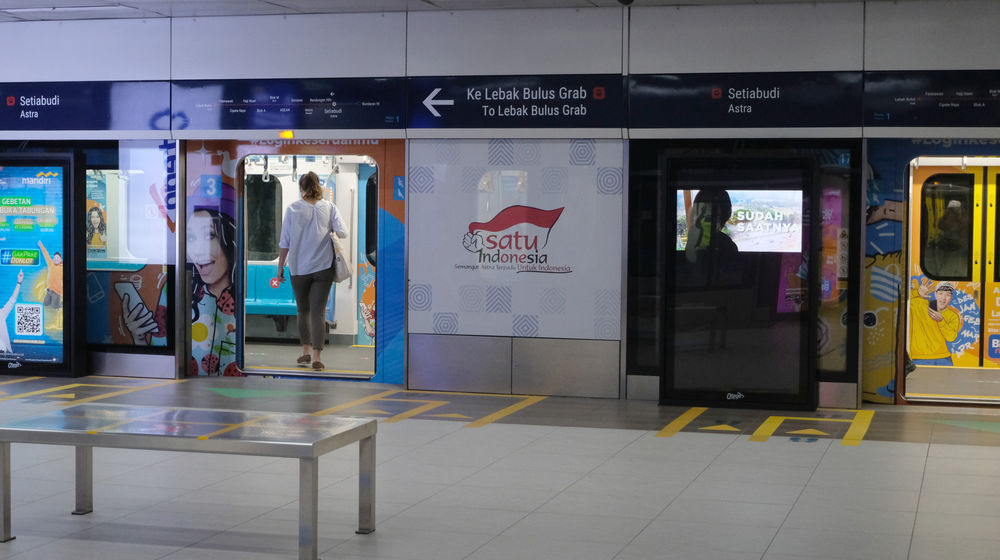 <p>Penumpang menaiki rangkaian kereta Moda Raya Terpadu (MRT) jurusan Lebak Bulus- Bundaran HI , di Jakarta, Selasa, 4 Agustus 2020. Kembali normalnya jam operasional MRT pasca penerapan kembali Ganjil Genap di 25 ruas jalan di Jakarta, tidak berdampak signifikan terhadap pengguna moda transportasi MRT di Ibu kota. Tidak terjadi penumpukan penumpang di jam sibuk, rangkaian gerbong kereta pun tampak lengang dengan pembatasan jumlah penumpang di dalamnya. Foto: Ismail Pohan/TrenAsia</p>
