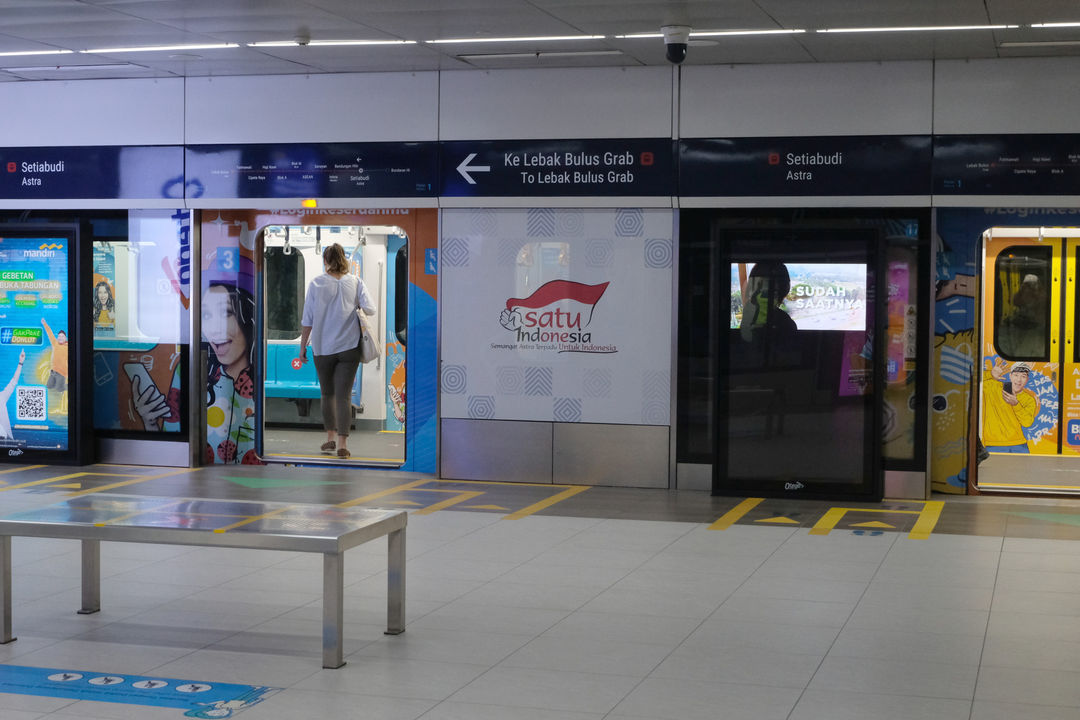 <p>Penumpang menaiki rangkaian kereta Moda Raya Terpadu (MRT) jurusan Lebak Bulus- Bundaran HI , di Jakarta, Selasa, 4 Agustus 2020. Kembali normalnya jam operasional MRT pasca penerapan kembali Ganjil Genap di 25 ruas jalan di Jakarta, tidak berdampak signifikan terhadap pengguna moda transportasi MRT di Ibu kota. Tidak terjadi penumpukan penumpang di jam sibuk, rangkaian gerbong kereta pun tampak lengang dengan pembatasan jumlah penumpang di dalamnya. Foto: Ismail Pohan/TrenAsia</p>
