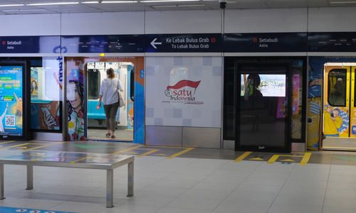 <p>Penumpang menaiki rangkaian kereta Moda Raya Terpadu (MRT) jurusan Lebak Bulus- Bundaran HI , di Jakarta, Selasa, 4 Agustus 2020. Kembali normalnya jam operasional MRT pasca penerapan kembali Ganjil Genap di 25 ruas jalan di Jakarta, tidak berdampak signifikan terhadap pengguna moda transportasi MRT di Ibu kota. Tidak terjadi penumpukan penumpang di jam sibuk, rangkaian gerbong kereta pun tampak lengang dengan pembatasan jumlah penumpang di dalamnya. Foto: Ismail Pohan/TrenAsia</p>
