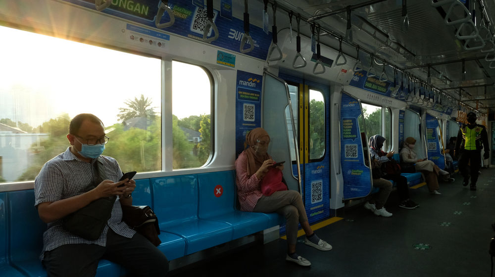 <p>Penumpang berada di rangkaian kereta Moda Raya Terpadu (MRT) jurusan Bundaran Hi – Lebak Bulus, Jakarta, Selasa, 4 Agustus 2020. Kembali normalnya jam operasional MRT pasca penerapan kembali Ganjil Genap di 25 ruas jalan di Jakarta, tidak berdampak signifikan terhadap pengguna moda transportasi MRT di Ibu kota. Tidak terjadi penumpukan penumpang di jam sibuk, rangkaian gerbong kereta pun tampak lengang dengan pembatasan jumlah penumpang di dalamnya. Foto: Ismail Pohan/TrenAsia</p>
