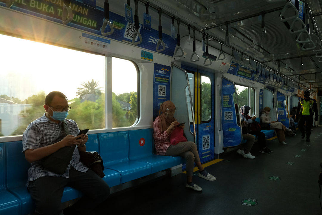 <p>Penumpang berada di rangkaian kereta Moda Raya Terpadu (MRT) jurusan Bundaran Hi &#8211; Lebak Bulus, Jakarta, Selasa, 4 Agustus 2020. Kembali normalnya jam operasional MRT pasca penerapan kembali Ganjil Genap di 25 ruas jalan di Jakarta, tidak berdampak signifikan terhadap pengguna moda transportasi MRT di Ibu kota. Tidak terjadi penumpukan penumpang di jam sibuk, rangkaian gerbong kereta pun tampak lengang dengan pembatasan jumlah penumpang di dalamnya. Foto: Ismail Pohan/TrenAsia</p>
