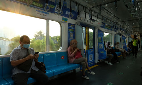 <p>Penumpang berada di rangkaian kereta Moda Raya Terpadu (MRT) jurusan Bundaran Hi – Lebak Bulus, Jakarta, Selasa, 4 Agustus 2020. Kembali normalnya jam operasional MRT pasca penerapan kembali Ganjil Genap di 25 ruas jalan di Jakarta, tidak berdampak signifikan terhadap pengguna moda transportasi MRT di Ibu kota. Tidak terjadi penumpukan penumpang di jam sibuk, rangkaian gerbong kereta pun tampak lengang dengan pembatasan jumlah penumpang di dalamnya. Foto: Ismail Pohan/TrenAsia</p>