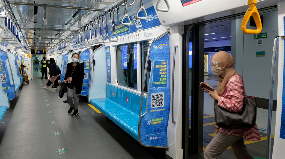 <p>Penumpang menaiki rangkaian kereta Moda Raya Terpadu (MRT) jurusan Bundaran HI – Lebak Bulus, Jakarta, Selasa, 4 Agustus 2020. Kembali normalnya jam operasional MRT pasca penerapan kembali Ganjil Genap di 25 ruas jalan di Jakarta, tidak berdampak signifikan terhadap pengguna moda transportasi MRT di Ibu kota. Tidak terjadi penumpukan penumpang di jam sibuk, rangkaian gerbong kereta pun tampak lengang dengan pembatasan jumlah penumpang di dalamnya. Foto: Ismail Pohan/TrenAsia</p>
