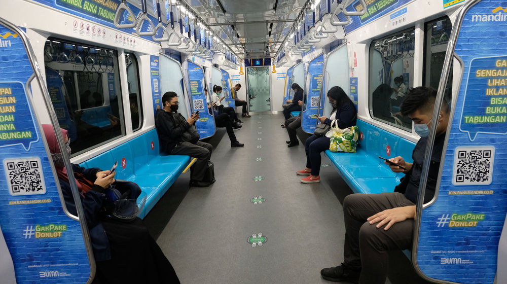 <p>Penumpang berada di rangkaian kereta Moda Raya Terpadu (MRT) jurusan Bundaran HI- Lebak Bulus, Jakarta, Selasa, 4 Agustus 2020. Kembali normalnya jam operasional MRT pasca penerapan kembali Ganjil Genap di 25 ruas jalan di Jakarta, tidak berdampak signifikan terhadap pengguna moda transportasi MRT di Ibu kota. Tidak terjadi penumpukan penumpang di jam sibuk, rangkaian gerbong kereta pun tampak lengang dengan pembatasan jumlah penumpang di dalamnya. Foto: Ismail Pohan/TrenAsia</p>
