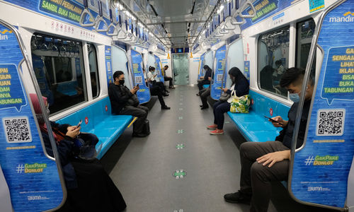 <p>Penumpang berada di rangkaian kereta Moda Raya Terpadu (MRT) jurusan Bundaran HI- Lebak Bulus, Jakarta, Selasa, 4 Agustus 2020. Kembali normalnya jam operasional MRT pasca penerapan kembali Ganjil Genap di 25 ruas jalan di Jakarta, tidak berdampak signifikan terhadap pengguna moda transportasi MRT di Ibu kota. Tidak terjadi penumpukan penumpang di jam sibuk, rangkaian gerbong kereta pun tampak lengang dengan pembatasan jumlah penumpang di dalamnya. Foto: Ismail Pohan/TrenAsia</p>
