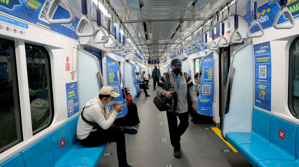 <p>Penumpang berada di rangkaian kereta Moda Raya Terpadu (MRT) jurusan Bundaran HI- Lebak Bulus, Jakarta, Selasa, 4 Agustus 2020. Kembali normalnya jam operasional MRT pasca penerapan kembali Ganjil Genap di 25 ruas jalan di Jakarta, tidak berdampak signifikan terhadap pengguna moda transportasi MRT di Ibu kota. Tidak terjadi penumpukan penumpang di jam sibuk, rangkaian gerbong kereta pun tampak lengang dengan pembatasan jumlah penumpang di dalamnya. Foto: Ismail Pohan/TrenAsia</p>
