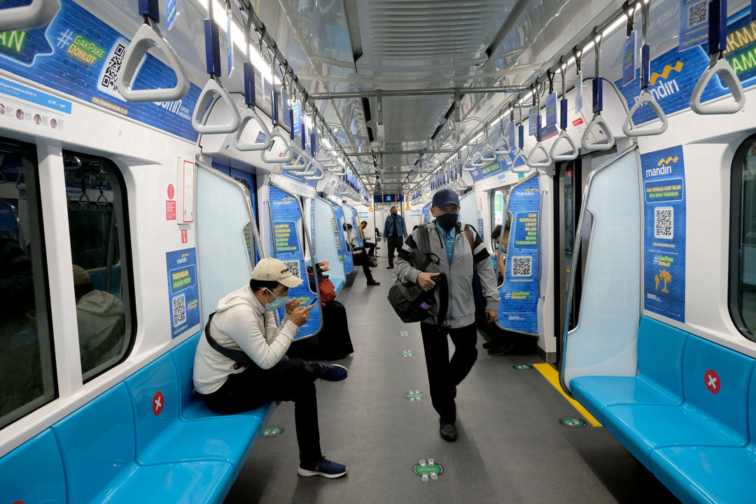 <p>Penumpang berada di rangkaian kereta Moda Raya Terpadu (MRT) jurusan Bundaran HI- Lebak Bulus, Jakarta, Selasa, 4 Agustus 2020. Kembali normalnya jam operasional MRT pasca penerapan kembali Ganjil Genap di 25 ruas jalan di Jakarta, tidak berdampak signifikan terhadap pengguna moda transportasi MRT di Ibu kota. Tidak terjadi penumpukan penumpang di jam sibuk, rangkaian gerbong kereta pun tampak lengang dengan pembatasan jumlah penumpang di dalamnya. Foto: Ismail Pohan/TrenAsia</p>
