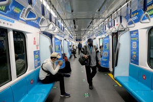 <p>Penumpang berada di rangkaian kereta Moda Raya Terpadu (MRT) jurusan Bundaran HI- Lebak Bulus, Jakarta, Selasa, 4 Agustus 2020. Kembali normalnya jam operasional MRT pasca penerapan kembali Ganjil Genap di 25 ruas jalan di Jakarta, tidak berdampak signifikan terhadap pengguna moda transportasi MRT di Ibu kota. Tidak terjadi penumpukan penumpang di jam sibuk, rangkaian gerbong kereta pun tampak lengang dengan pembatasan jumlah penumpang di dalamnya. Foto: Ismail Pohan/TrenAsia</p>
