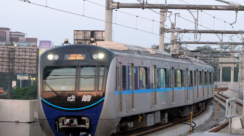 <p>Rangkaian kereta Moda Raya Terpadu (MRT) melintas di jalurnya di Stasiun Lebak Bulus, Jakarta, Selasa, 4 Agustus 2020. Kembali normalnya jam operasional MRT pasca penerapan kembali Ganjil Genap di 25 ruas jalan di Jakarta, tidak berdampak signifikan terhadap pengguna moda transportasi MRT di Ibu kota. Tidak terjadi penumpukan penumpang di jam sibuk, rangkaian gerbong kereta pun tampak lengang dengan pembatasan jumlah penumpang di dalamnya. Foto: Ismail Pohan/TrenAsia</p>
