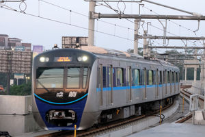 <p>Rangkaian kereta Moda Raya Terpadu (MRT) melintas di jalurnya di Stasiun Lebak Bulus, Jakarta, Selasa, 4 Agustus 2020. Kembali normalnya jam operasional MRT pasca penerapan kembali Ganjil Genap di 25 ruas jalan di Jakarta, tidak berdampak signifikan terhadap pengguna moda transportasi MRT di Ibu kota. Tidak terjadi penumpukan penumpang di jam sibuk, rangkaian gerbong kereta pun tampak lengang dengan pembatasan jumlah penumpang di dalamnya. Foto: Ismail Pohan/TrenAsia</p>
