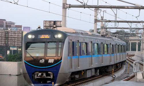 <p>Rangkaian kereta Moda Raya Terpadu (MRT) melintas di jalurnya di Stasiun Lebak Bulus, Jakarta, Selasa, 4 Agustus 2020. Kembali normalnya jam operasional MRT pasca penerapan kembali Ganjil Genap di 25 ruas jalan di Jakarta, tidak berdampak signifikan terhadap pengguna moda transportasi MRT di Ibu kota. Tidak terjadi penumpukan penumpang di jam sibuk, rangkaian gerbong kereta pun tampak lengang dengan pembatasan jumlah penumpang di dalamnya. Foto: Ismail Pohan/TrenAsia</p>
