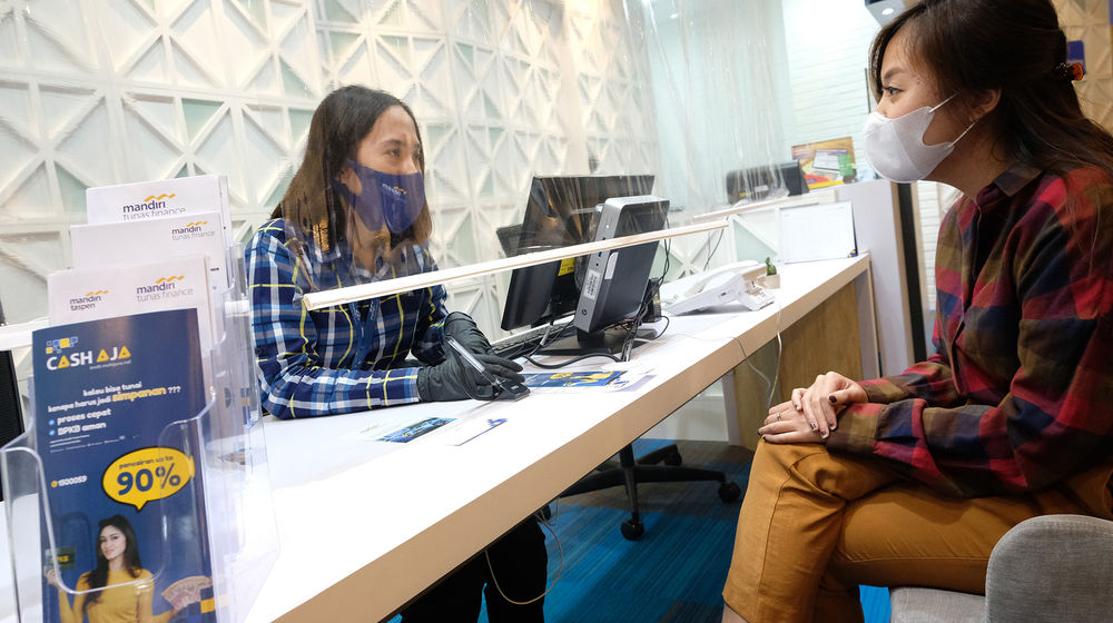 <p>Karyawati melayani nasabah di kantor Mandiri Tunas Finance Costumer Executive Lounge, Jakarta, Senin, 3 Agustus 2020.  PT Mandiri Tunas Finance (MTF) mengoptimalkan kerjasama dengan para pelaku e-commerce untuk mengembangkan jaringan bisnis sekaligus memperbaiki proses kinerja digital. Sejauh ini, MTF telah bekerja sama dengan 12 e-commerce yang ada di Indonesia. Perusahaan yakin, penyaluran melalui e-commerce memiliki prospek cerah dan diharapkan bisa menggenjot pembiayaan. Dalam laporan keuangan per Juni 2020 yang dirilis akhir pekan lalu, PT Mandiri Tunas Finance (MTF) melaporkan pendapatan sebesar Rp1,47 triliun per 30 Juni 2020, yang terdiri dari pembiayaan konsumen (68,96%), sewa pembiayaan (13,98%), dan lain-lain (17,06%). Foto: Ismail Pohan/TrenAsia</p>
