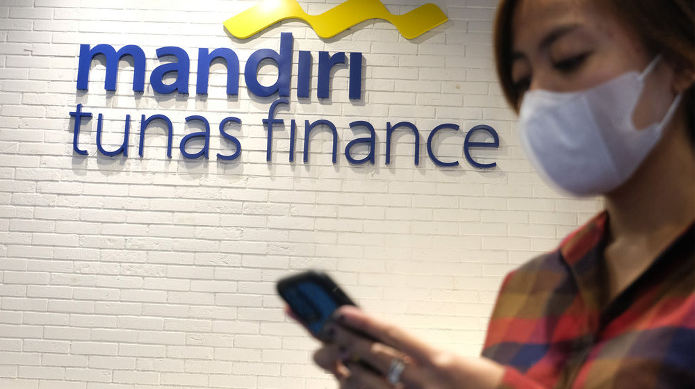 <p>Nasabah berdiri di dekat logo MTF kantor Mandiri Tunas Finance (MTF) Costumer Executive Lounge, Jakarta, Senin, 3 Agustus 2020.  PT Mandiri Tunas Finance (MTF) mengoptimalkan kerjasama dengan para pelaku e-commerce untuk mengembangkan jaringan bisnis sekaligus memperbaiki proses kinerja digital. Sejauh ini, MTF telah bekerja sama dengan 12 e-commerce yang ada di Indonesia. Perusahaan yakin, penyaluran melalui e-commerce memiliki prospek cerah dan diharapkan bisa menggenjot pembiayaan. Dalam laporan keuangan per Juni 2020 yang dirilis akhir pekan lalu, PT Mandiri Tunas Finance (MTF) melaporkan pendapatan sebesar Rp1,47 triliun per 30 Juni 2020, yang terdiri dari pembiayaan konsumen (68,96%), sewa pembiayaan (13,98%), dan lain-lain (17,06%). Foto: Ismail Pohan/TrenAsia</p>
