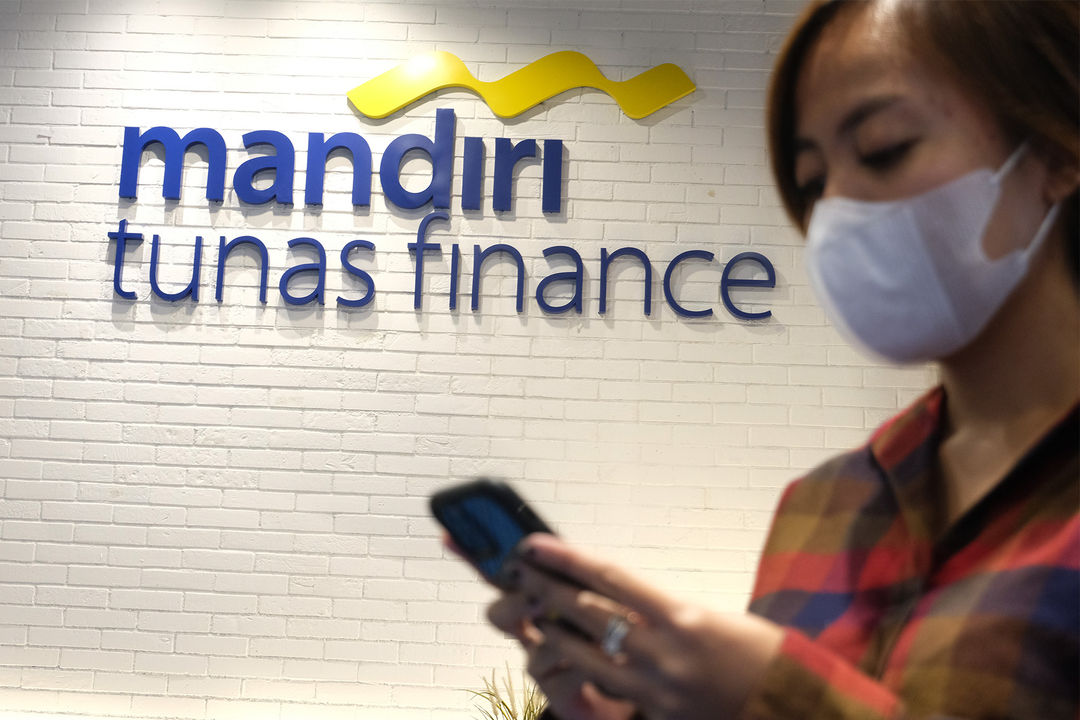 <p>Nasabah berdiri di dekat logo MTF kantor Mandiri Tunas Finance (MTF) Costumer Executive Lounge, Jakarta, Senin, 3 Agustus 2020.  PT Mandiri Tunas Finance (MTF) mengoptimalkan kerjasama dengan para pelaku e-commerce untuk mengembangkan jaringan bisnis sekaligus memperbaiki proses kinerja digital. Sejauh ini, MTF telah bekerja sama dengan 12 e-commerce yang ada di Indonesia. Perusahaan yakin, penyaluran melalui e-commerce memiliki prospek cerah dan diharapkan bisa menggenjot pembiayaan. Dalam laporan keuangan per Juni 2020 yang dirilis akhir pekan lalu, PT Mandiri Tunas Finance (MTF) melaporkan pendapatan sebesar Rp1,47 triliun per 30 Juni 2020, yang terdiri dari pembiayaan konsumen (68,96%), sewa pembiayaan (13,98%), dan lain-lain (17,06%). Foto: Ismail Pohan/TrenAsia</p>
