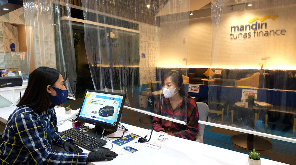 <p>Karyawati melayani nasabah di kantor Mandiri Tunas Finance Costumer Executive Lounge, Jakarta, Senin, 3 Agustus 2020.  PT Mandiri Tunas Finance (MTF) mengoptimalkan kerjasama dengan para pelaku e-commerce untuk mengembangkan jaringan bisnis sekaligus memperbaiki proses kinerja digital. Sejauh ini, MTF telah bekerja sama dengan 12 e-commerce yang ada di Indonesia. Perusahaan yakin, penyaluran melalui e-commerce memiliki prospek cerah dan diharapkan bisa menggenjot pembiayaan. Dalam laporan keuangan per Juni 2020 yang dirilis akhir pekan lalu, PT Mandiri Tunas Finance (MTF) melaporkan pendapatan sebesar Rp1,47 triliun per 30 Juni 2020, yang terdiri dari pembiayaan konsumen (68,96%), sewa pembiayaan (13,98%), dan lain-lain (17,06%). Foto: Ismail Pohan/TrenAsia</p>
