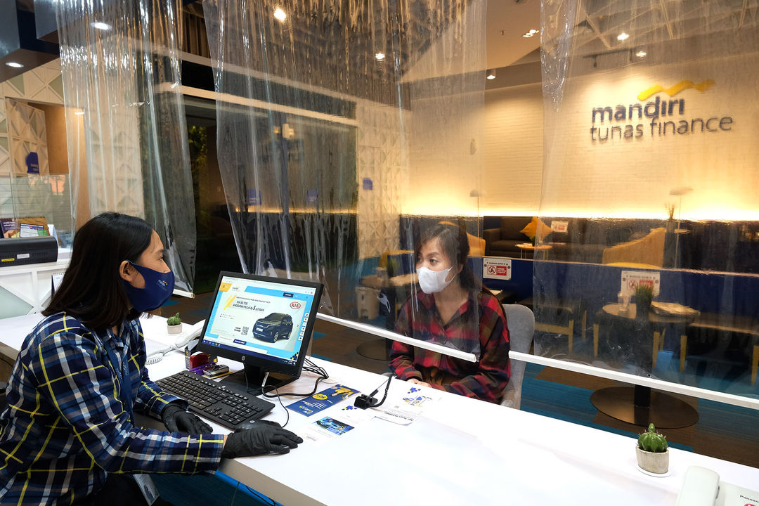 <p>Karyawati melayani nasabah di kantor Mandiri Tunas Finance Costumer Executive Lounge, Jakarta, Senin, 3 Agustus 2020.  PT Mandiri Tunas Finance (MTF) mengoptimalkan kerjasama dengan para pelaku e-commerce untuk mengembangkan jaringan bisnis sekaligus memperbaiki proses kinerja digital. Sejauh ini, MTF telah bekerja sama dengan 12 e-commerce yang ada di Indonesia. Perusahaan yakin, penyaluran melalui e-commerce memiliki prospek cerah dan diharapkan bisa menggenjot pembiayaan. Dalam laporan keuangan per Juni 2020 yang dirilis akhir pekan lalu, PT Mandiri Tunas Finance (MTF) melaporkan pendapatan sebesar Rp1,47 triliun per 30 Juni 2020, yang terdiri dari pembiayaan konsumen (68,96%), sewa pembiayaan (13,98%), dan lain-lain (17,06%). Foto: Ismail Pohan/TrenAsia</p>
