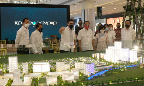 <p>Menteri Perhubungan Budi Karya Sumadi (keempat kiri) didampingi oleh Komisaris Utama sekaligus Komisaris Independen PT Agung Podomoro Land Tbk. Sofian Effendi (dua dari kiri), Wakil Direktur Utama PT Agung Podomoro Land Tbk. Noer Indradjaja (kanan), Marketing Director Agung Podomoro Group Agung Wirajaya (kiri), Direktur PT Agung Podomoro Land Tbk. Paul Christian, dan COO Kota Podomoro Tenjo Puspalily Tanusatrio meninjau maket TOD Kota Podomoro Tenjo di Central Park Mall Kawasan Podomoro City Jakarta Barat, Kamis, 20 Agustus 2020. Menhub mendukung pembangunan fasilitas Transit Oriented Development (TOD) di kawasan Kota Podomoro Tenjo persembahan Agung Podomoro Group. TOD ini diharapkan dapat mendorong masyarakat menerapkan budaya menggunakan transportasi massal dan memangkas waktu lebih efisien dan efektif sehingga menunjang mobilitas masyarakat yang dinamis terutama di wilayah Bogor Jawa Barat. Foto: Ismail Pohan/TrenAsia</p>
