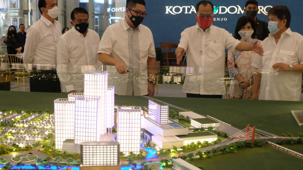 <p>Menteri Perhubungan Budi Karya Sumadi (ketiga kiri) didampingi Komisaris Utama sekaligus Komisaris Independen PT Agung Podomoro Land Tbk. Sofian Effendi, Wakil Direktur Utama PT Agung Podomoro Land Tbk. Noer Indradjaja, Marketing Director Agung Podomoro Group Agung Wirajaya, Direktur PT Agung Podomoro Land Tbk. Paul Christian, dan COO Kota Podomoro Tenjo Puspalily Tanusatrio meninjau maket TOD Kota Podomoro Tenjo di Central Park Mall Kawasan Podomoro City Jakarta Barat, Kamis, 20 Agustus 2020. Menhub mendukung pembangunan fasilitas Transit Oriented Development (TOD) di kawasan Kota Podomoro Tenjo persembahan Agung Podomoro Group. TOD ini diharapkan dapat mendorong masyarakat menerapkan budaya menggunakan transportasi massal dan memangkas waktu lebih efisien dan efektif sehingga menunjang mobilitas masyarakat yang dinamis terutama di wilayah Bogor Jawa Barat. Foto: Ismail Pohan/TrenAsia</p>