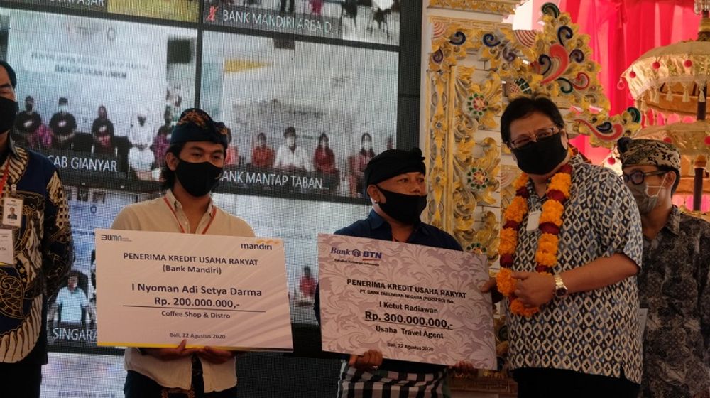 <p>Menko Perekonomian Airlangga Hartarto saat memberikan KUR untuk UMKM di Bali. / Ekon.go.id</p>
