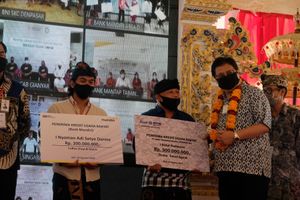 <p>Menko Perekonomian Airlangga Hartarto saat memberikan KUR untuk UMKM di Bali. / Ekon.go.id</p>
