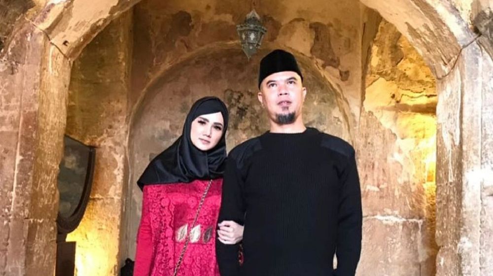 <p>Politikus dan juga artis Mulan Jameela dengan suaminya, Ahmad Dhani Prasetyo. / Instagram @mulanjameela1</p>
