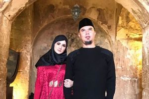 <p>Politikus dan juga artis Mulan Jameela dengan suaminya, Ahmad Dhani Prasetyo. / Instagram @mulanjameela1</p>