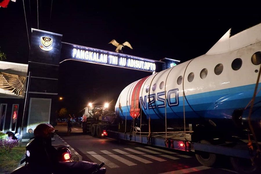 <p>Pesawat N250 Gatotkaca karya BJ Habibie tengah dipindahkan ke Muspusdirla Yogyakarta, Jumat, 21 Agustus 2020. / Twitter @_TNIAU</p>
