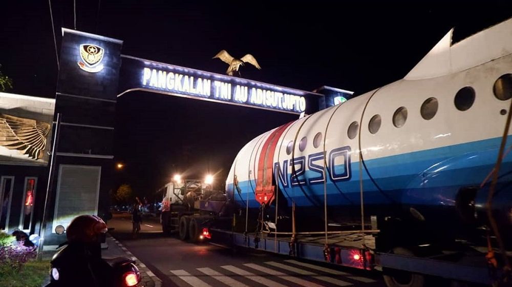<p>Pesawat N250 Gatotkaca karya BJ Habibie tengah dipindahkan ke Muspusdirla Yogyakarta, Jumat, 21 Agustus 2020. / Twitter @_TNIAU</p>
