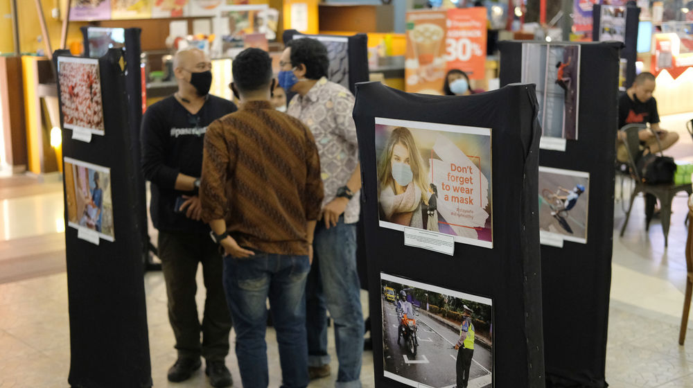<p>Pengunjung mengamati karya yang dipajang pada pameran fotografi  bertajuk “Semangat Menuju Fase Baru” di TangCity Mall, Kota Tangerang, Banten, Minggu, 16 Agustus 2020. Pameran yang diadakan oleh Komunitas Taman Potret (KOTRET) memajang 40 karya fotografi dari 23 pameris ini bercerita tentang efek pandemi Covid-19, dan sudut pandang fotografer dalam menggambarkan semangat untuk nemasuki fase kehidupan baru sekaligus untuk menyambut Hari Kemerdekaan ke-75 RI. Foto: Ismail Pohan/TrenAsia</p>
