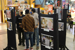 <p>Pengunjung mengamati karya yang dipajang pada pameran fotografi  bertajuk “Semangat Menuju Fase Baru” di TangCity Mall, Kota Tangerang, Banten, Minggu, 16 Agustus 2020. Pameran yang diadakan oleh Komunitas Taman Potret (KOTRET) memajang 40 karya fotografi dari 23 pameris ini bercerita tentang efek pandemi Covid-19, dan sudut pandang fotografer dalam menggambarkan semangat untuk nemasuki fase kehidupan baru sekaligus untuk menyambut Hari Kemerdekaan ke-75 RI. Foto: Ismail Pohan/TrenAsia</p>
