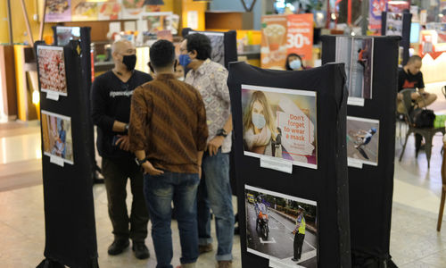 <p>Pengunjung mengamati karya yang dipajang pada pameran fotografi  bertajuk “Semangat Menuju Fase Baru” di TangCity Mall, Kota Tangerang, Banten, Minggu, 16 Agustus 2020. Pameran yang diadakan oleh Komunitas Taman Potret (KOTRET) memajang 40 karya fotografi dari 23 pameris ini bercerita tentang efek pandemi Covid-19, dan sudut pandang fotografer dalam menggambarkan semangat untuk nemasuki fase kehidupan baru sekaligus untuk menyambut Hari Kemerdekaan ke-75 RI. Foto: Ismail Pohan/TrenAsia</p>
