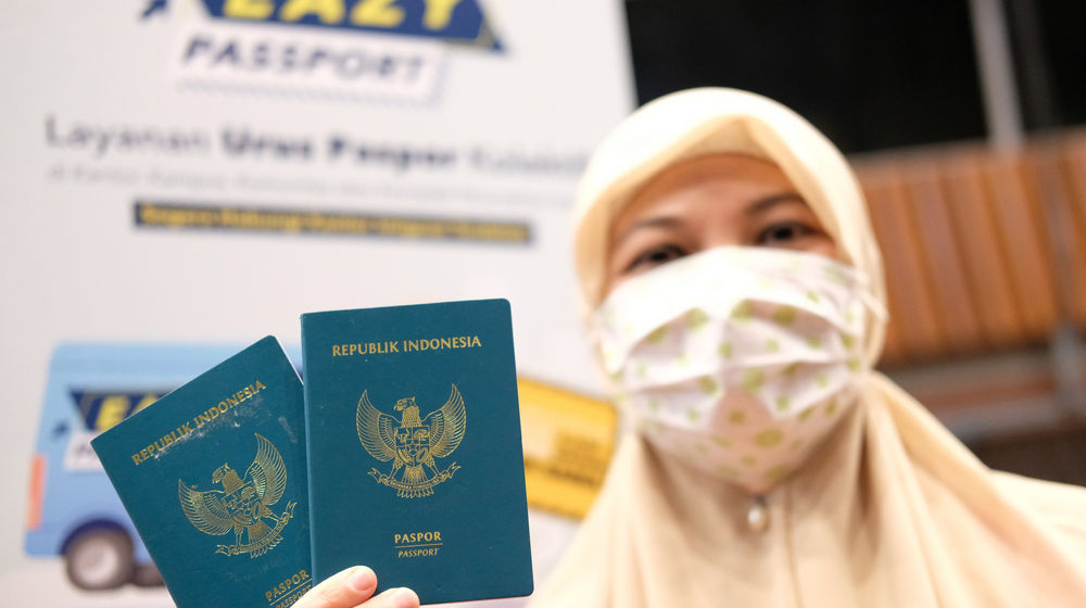 <p>Anggota DPR menunjukkan paspor di komplek Parlemen, Senayan, Jakarta, Selasa, 25 Agustus 2020. Pelayanan eazy passport dari Imigrasi Jakarta Selatan melayani pembuatan dan perpanjangan paspor dengan cara menjemput bola bagi anggota DPRRI dalam rangka kemudahan pelayanan untuk masyarakat. Foto: Ismail Pohan/TrenAsia</p>

