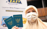 <p>Anggota DPR menunjukkan paspor di komplek Parlemen, Senayan, Jakarta, Selasa, 25 Agustus 2020. Pelayanan eazy passport dari Imigrasi Jakarta Selatan melayani pembuatan dan perpanjangan paspor dengan cara menjemput bola bagi anggota DPRRI dalam rangka kemudahan pelayanan untuk masyarakat. Foto: Ismail Pohan/TrenAsia</p>
