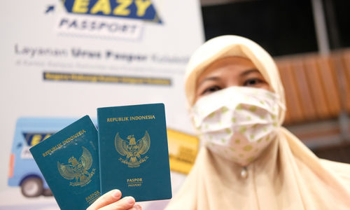 <p>Anggota DPR menunjukkan paspor di komplek Parlemen, Senayan, Jakarta, Selasa, 25 Agustus 2020. Pelayanan eazy passport dari Imigrasi Jakarta Selatan melayani pembuatan dan perpanjangan paspor dengan cara menjemput bola bagi anggota DPRRI dalam rangka kemudahan pelayanan untuk masyarakat. Foto: Ismail Pohan/TrenAsia</p>
