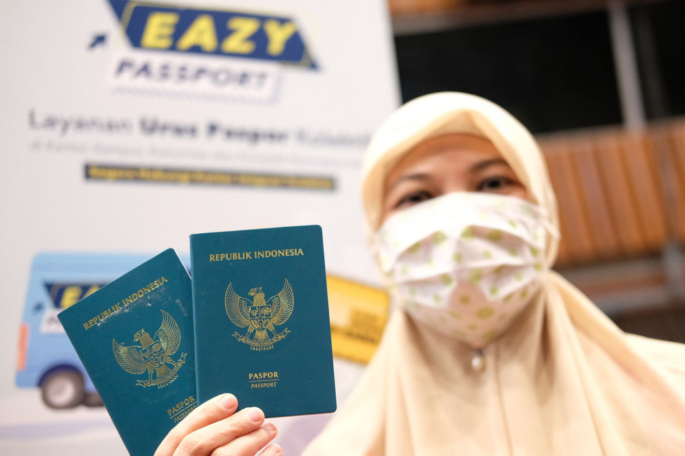 Pemerintah Indonesia mengeluarkan paspor berwarna hijau.