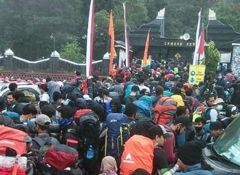 <p>Para pendaki Gunung Lawu memadati Cemoro Sewu untuk merayakan HUT ke-75 RI di puncak gunung. / Istimewa</p>

