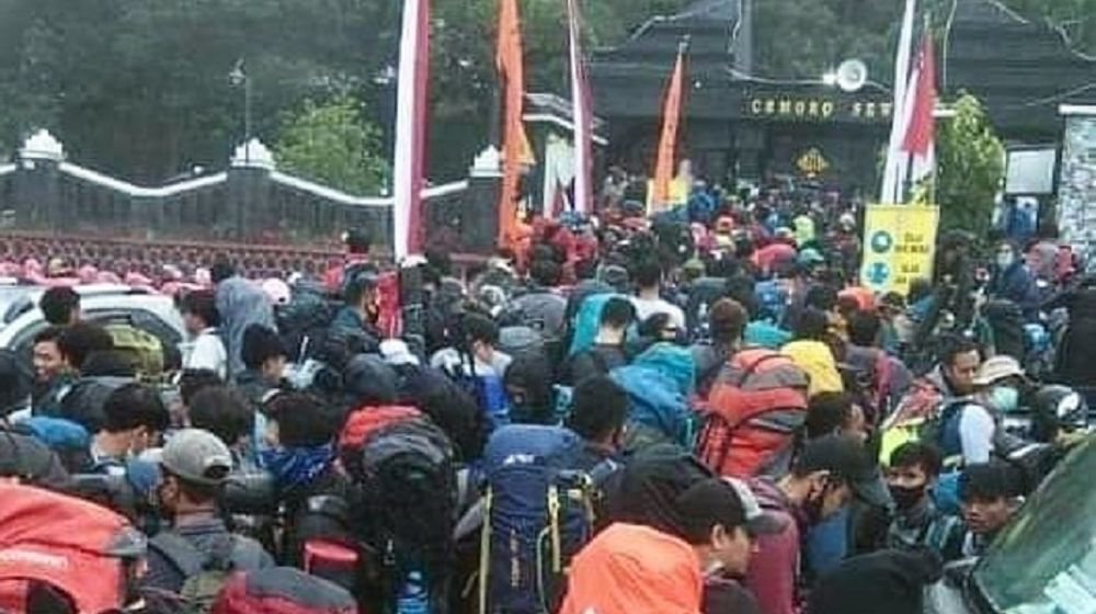 <p>Para pendaki Gunung Lawu memadati Cemoro Sewu untuk merayakan HUT ke-75 RI di puncak gunung. / Istimewa</p>
