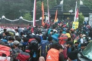 <p>Para pendaki Gunung Lawu memadati Cemoro Sewu untuk merayakan HUT ke-75 RI di puncak gunung. / Istimewa</p>
