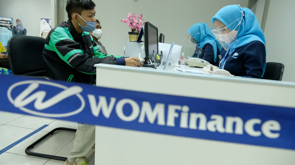 <p>Karyawati melayani nasabah di kantor PT Wahana Ottomitra Multiartha Tbk. (WOM Finance) di Ciputat, Tangerang Selatan, Banten, Senin, 10 Agustus 2020. Perusahaan pembiayaan, PT Wahana Ottomitra Multiartha Tbk membukukan pendapatan sebesar Rp 1,129 triliun per Juni 2020. Realisasi pendapatan perseroan turun tipis dari pencapaian semester pertama tahun lalu sebesar Rp 1,251 triliun. Pencapaian ini memperlihatkan bahwa pandemi Covid-19 belum berdampak serius terhadap aktivitas pembiayaan perseroan selama paruh pertama 2020. Foto: Ismail Pohan/TrenAsia</p>
