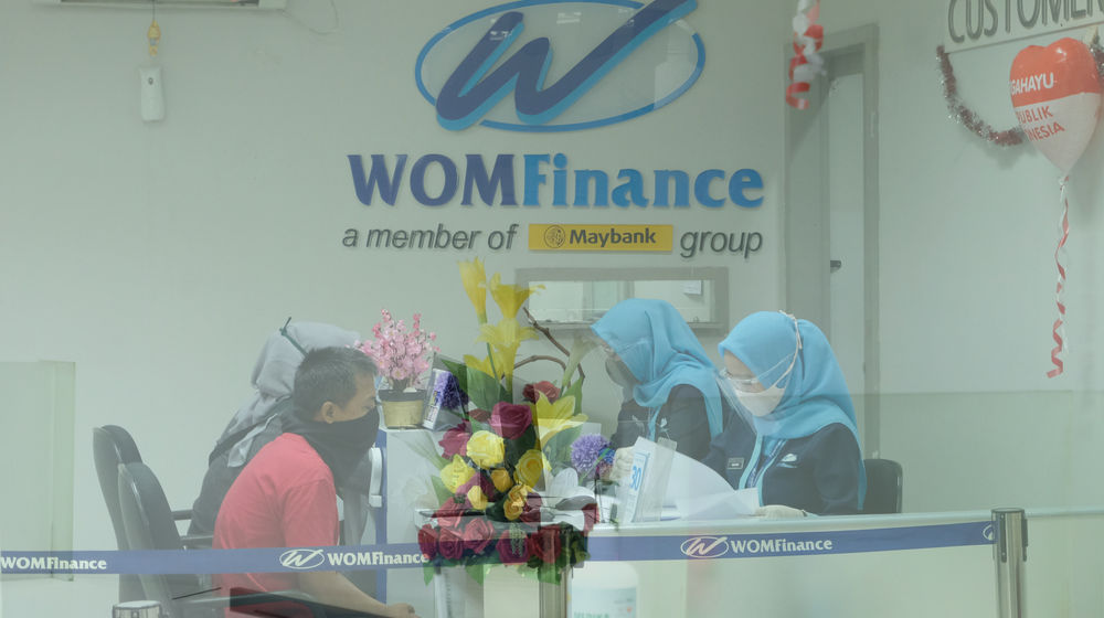 <p>Suasana pelayanan nasabah diambil dengan teknik multiexposure di kantor PT Wahana Ottomitra Multiartha Tbk. (WOM Finance) di Ciputat, Tangerang Selatan, Banten, Senin, 10 Agustus 2020. Perusahaan pembiayaan, PT Wahana Ottomitra Multiartha Tbk membukukan pendapatan sebesar Rp 1,129 triliun per Juni 2020. Realisasi pendapatan perseroan turun tipis dari pencapaian semester pertama tahun lalu sebesar Rp 1,251 triliun. Pencapaian ini memperlihatkan bahwa pandemi Covid-19 belum berdampak serius terhadap aktivitas pembiayaan perseroan selama paruh pertama 2020. Foto: Ismail Pohan/TrenAsia</p>
