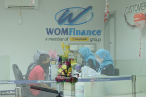 <p>Suasana pelayanan nasabah diambil dengan teknik multiexposure di kantor PT Wahana Ottomitra Multiartha Tbk. (WOM Finance) di Ciputat, Tangerang Selatan, Banten, Senin, 10 Agustus 2020. Perusahaan pembiayaan, PT Wahana Ottomitra Multiartha Tbk membukukan pendapatan sebesar Rp 1,129 triliun per Juni 2020. Realisasi pendapatan perseroan turun tipis dari pencapaian semester pertama tahun lalu sebesar Rp 1,251 triliun. Pencapaian ini memperlihatkan bahwa pandemi Covid-19 belum berdampak serius terhadap aktivitas pembiayaan perseroan selama paruh pertama 2020. Foto: Ismail Pohan/TrenAsia</p>
